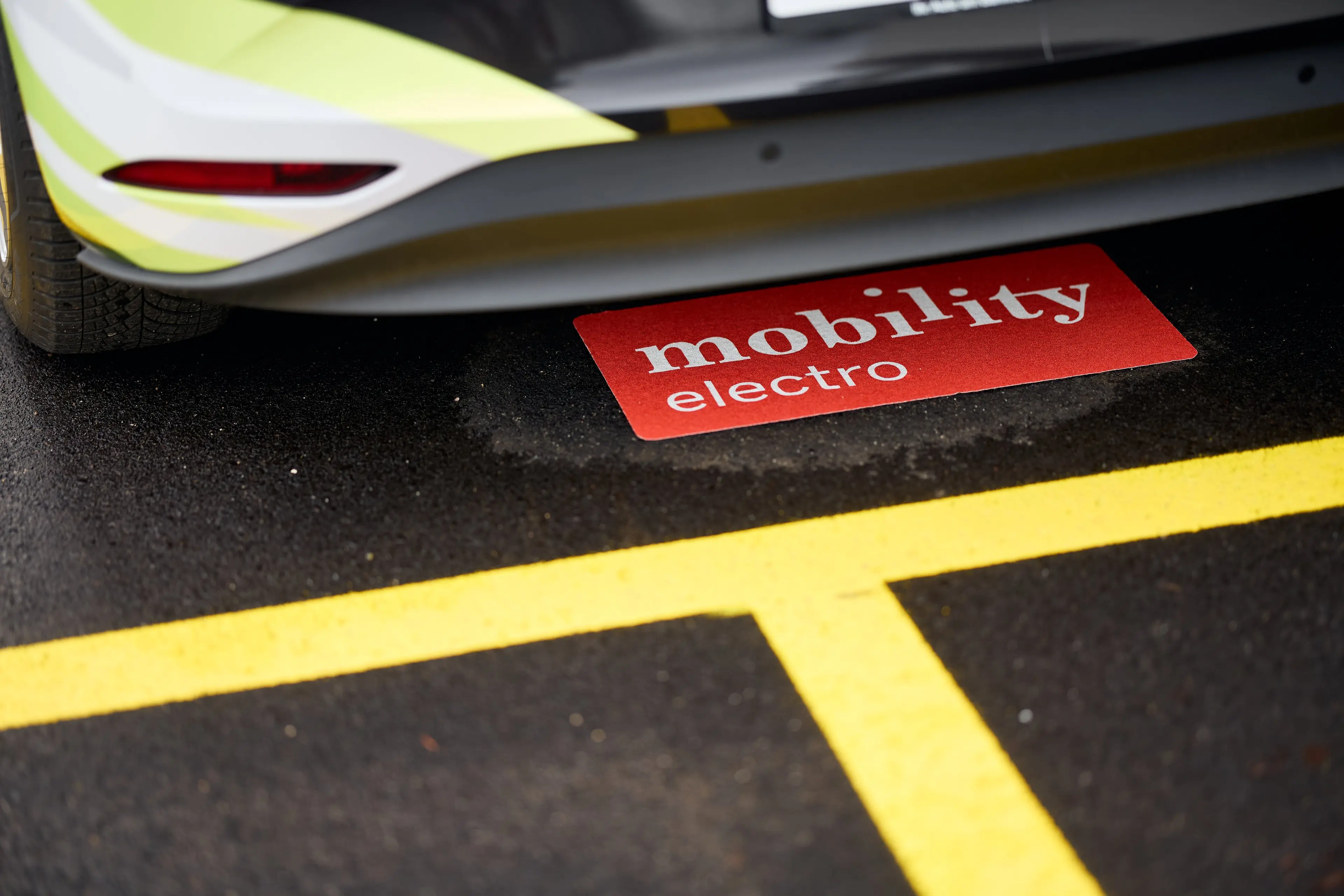 Das 500. Elektroauto der Mobility-Flotte wurde vom Zürcher Streetart-Künstlerduo Real Crew gestaltet. Stationiert wurde der VW iD3 am Standort Akara Tower in Baden (AG). (als)
