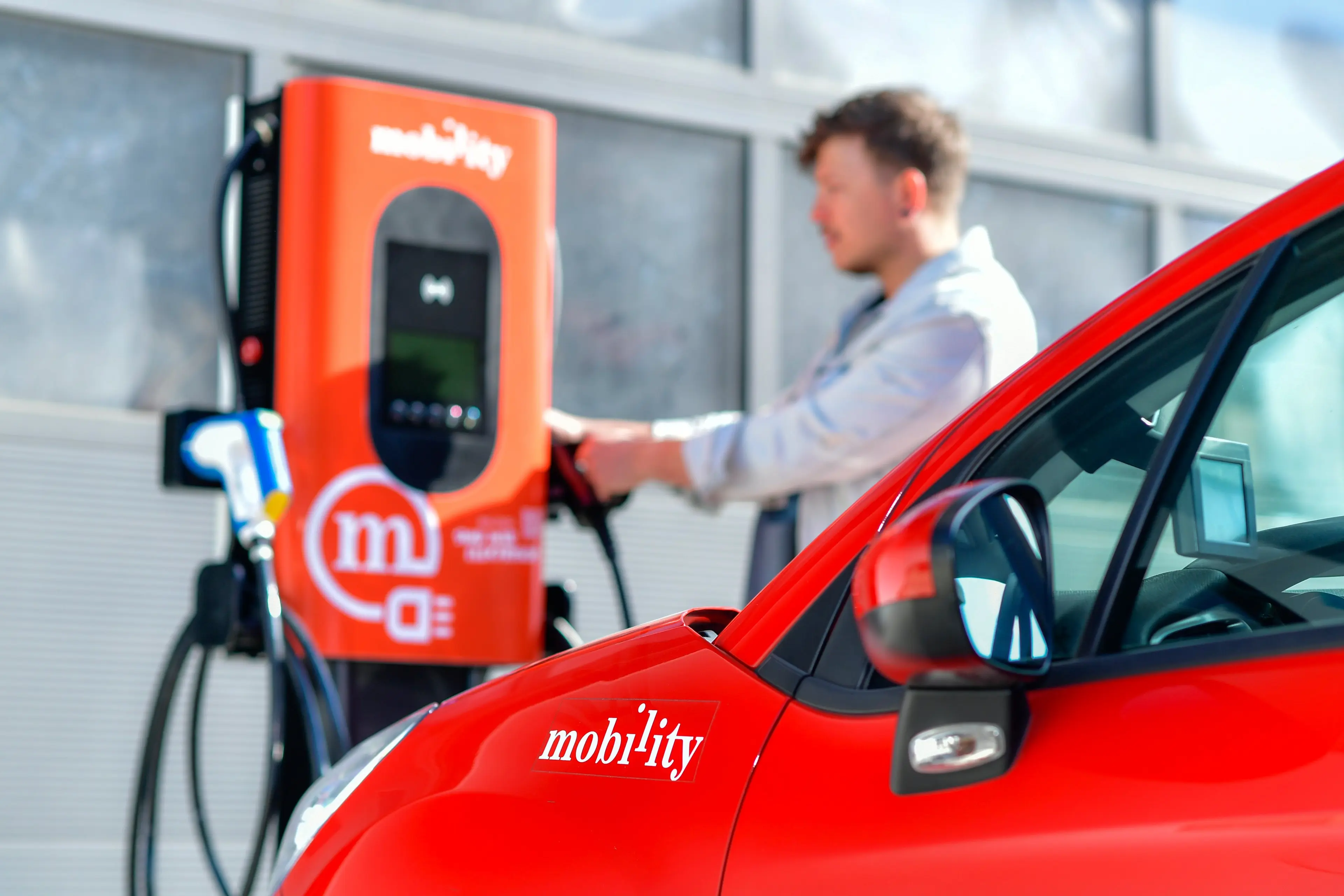 Mobility-Elektro-Ladesaeule-Urban-Mann